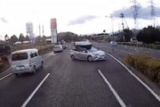 【動画】それは無理だろう。中央分離帯を乗り越えようと頑張るプリウスが目撃される。