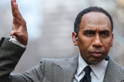 全米黒人ジャーナリスト協会がスティーブン・A・スミスに「サムズダウン賞」を授与