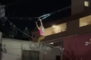 【謎】名古屋で電線の上に立ち大声で叫ぶ男、足を滑らせ落下し逮捕される