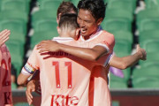巨体を投げ出し叩き込む！指宿洋史、豪州での2試合連続ゴールは豪快ヘディング弾