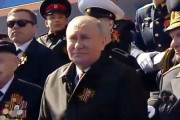 【画像】ロシア、戦勝記念パレードのプーチンさんが「影武者」では？と話題に…