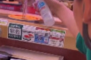 【画像】 回転寿司バカッター史上最悪・・ 回っている寿司に除菌剤を吹き付けるのテロ動画が流出 ⇒ SNS特定