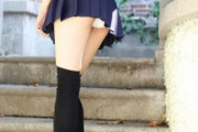 【画像】女子高生さん、冬でもミニスカで生足剥きだし