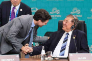 座ったまま握手、スマホ操作に1人腕組み…石破茂首相、APECでの映像がSNSで物議