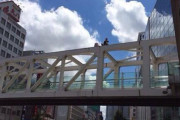 【首吊り】新宿駅南口の歩道橋、2014年に焼身自殺未遂が起きた場所だった　呪われているのではないかと話題に