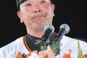 坂本勇人からの花束に涙腺決壊･･･巨人･阿部慎之助が引退セレモニー！「サイコーです！」