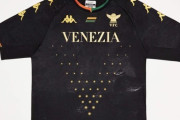 【画像】セリエA昇格ヴェネツィアのユニフォームがカッコよすぎて欧州全土で売り切れ続出らしい