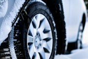 雪道で車が立ち往生...11件中9件がノーマルタイヤ