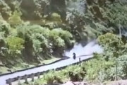間一髪で巨大落石の直撃を免れたバイク乗りの映像が(((ﾟДﾟ)))