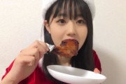 ゆみりんサンタ、チキンを食べる