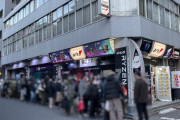 【画像】秋葉原にエ■ゲ購入の行列が出来てしまう…