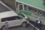 【動画】 東広島市でこども園のバスと乗用車など5台が衝突　12人以上けが　頭から出血したり前歯を折った園児も