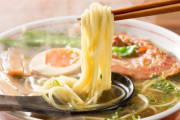 【悲報】ラーメンの正しい食べ方、”レンゲに麺を乗せる”だった