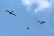 【動画】自重の4倍以上の荷物を運ぶドローンを開発する競技に参加したマシンが面白い。