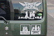 リアガラスにベビメタのステッカーを貼ってる車♪