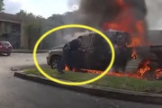 【動画】炎上する車から運転手を救った警官のボディカム映像がすごい。