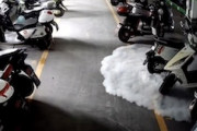 重たい煙。中国の駐輪場で充電中の電気スクーターが爆発炎上し周囲のバイクを巻き込む火災に。