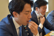 小泉進次郎氏「オレ、今、食べてるって感じ」　議員会館で昆虫食を試食