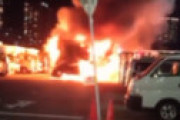【動画】 豊洲市場の屋外駐車場で爆発を伴う大火事　車12台に燃えうつり延焼中
