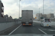低次元の争い！割り込み軽自動車とトラックの小競り合い