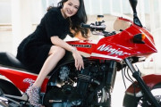 国生さゆり、カワサキの真っ赤なバイクとの2ショットに反響多数「ニンジャを選ぶあたり渋い」「かっこいい」