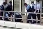 【動画】 高崎駅で大声で刃物を振り回す外国人、警官に確保される瞬間が激影され騒然