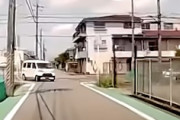 【動画】奈良で両手ながら運転の軽貨物に突っ込まれてしまうドラレコ。