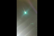 【オーストラリア】緑色の光放つ流星を撮影
