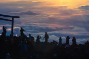 観光ついでに富士登山をしようとする旅行者に県が苦慮「マナー違反も横行、本当にやめてほしい」