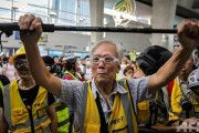 【泣いた】杖を手にデモ隊を守る、香港のおじいさんたち「若者が殺されるぐらいなら年寄りが死んだ方がいい」※１２才から７０代まで１１００人以上逮捕