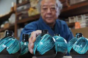 土から鮮やかな青の器へ、日本の花器づくりを工程で紹介する動画に海外反応