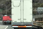 運転苦手高速道路ワイ「大人しく左車線でトラックの後ろ走るンゴ」