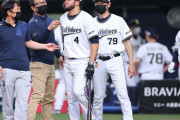 【悲報】 オリックス・バレラ、空振りで骨折