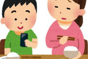 食事中空いた手でスマホずっと触ってる人本当多いよな