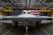 米空軍、新型ステルス戦略爆撃機「B-21 レイダー」を初公開…無人運用の能力も付与！