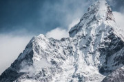 【悲報】中国、コロナを理由にエベレスト山頂を支配地域にする