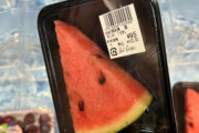 【画像】中国人さん、日本のスーパーで売ってるスイカを見て大爆笑