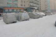 気温が－50℃にもなるロシアのサハ共和国では車が冷えないように専用の毛布『ナターシャ』で車を覆います。