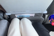 機内で隣の男性が大股開き…スペースを奪われた女性の投稿に共感の声続々「自分も同じ状況に陥った」