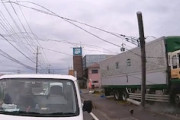 【神奈川】運転手意識失ってる？海老名で電柱をなぎ倒すトラックが撮影される(((ﾟДﾟ)))