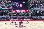 元WANDS上杉昇、NBA Fan Nightで『世界が終るまでは…』を歌う