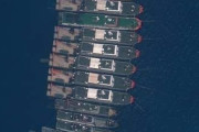 南シナ海で停泊する中国船団を捉えた衛星写真…中国外務省は悪天候から避難した「漁船」だと発表！