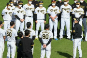 岡田阪神が始動！秋季練習スタート　岡田監督、タテジマユニで約３分間の訓示