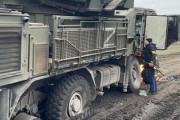 【赤組ボロボロ】ロシア軍車両、泥沼状態で苦戦『軍用タイヤが中国製で悪評高き劣化コピーだと判明』