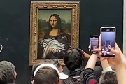 ルーブル美術館の『モナリザ』にケーキが塗りつけられる事件発生！ 女装男が取り押さえられる