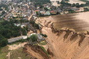 海外「ドイツの洪水が採石場まで侵食して大穴が空いたようだ((( ；゜Д゜))」