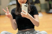 百田夏菜子、“腹チラ” 写真に…「可愛いがすぎてるよ…」｢干からびるところでした」｢iphoneがことさらに巨大に見える」