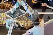 【悲報】チェスロボットさん、対戦相手の少年(7歳)の指をへし折ってしまう