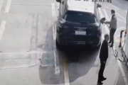 【衝撃動画】中国のガソスタで人の車の給油ノズルを引っこ抜いて、溢れ出るガソリンに火をつけてしまう…