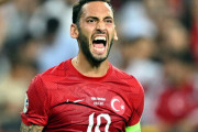 日本と戦うトルコ代表10番チャルハノール、EURO予選でやった破壊的ヒールパスがこれ